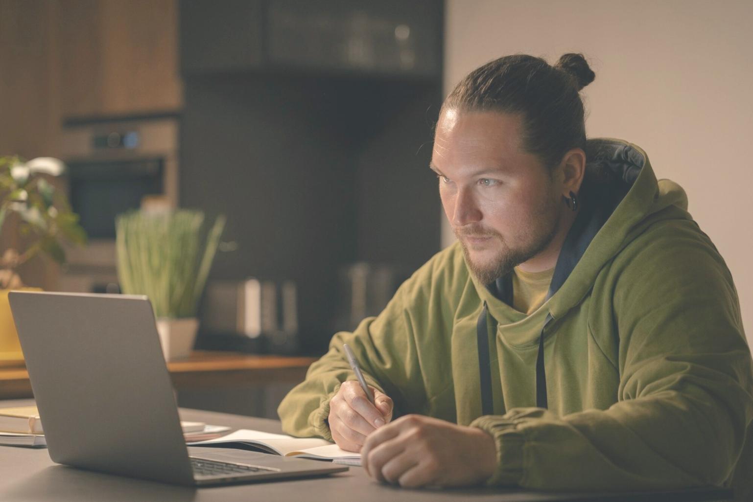 Bureau de travail collaboratif avec documents financiers et ordinateurs portables