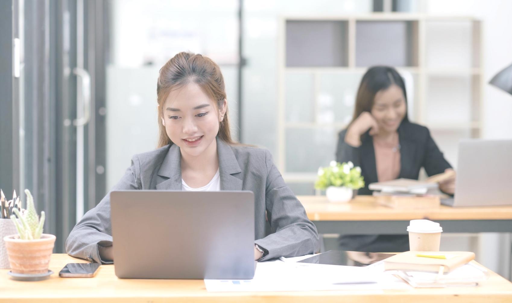 Espace de bureau moderne avec vue sur Grenoble