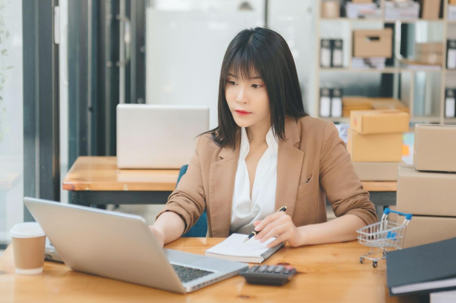 Configuration professionnelle de bureau avec double écran pour analyse financière et formation en ligne