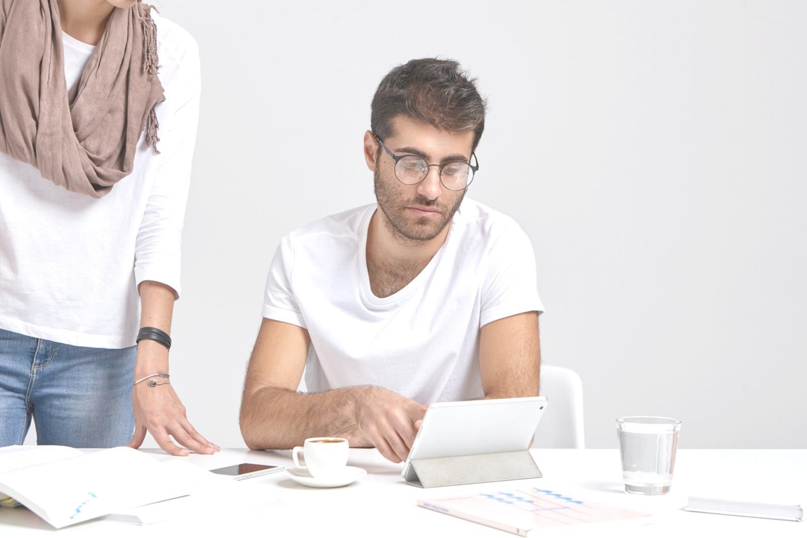 Équipe analysant des documents financiers lors d'une séance collaborative